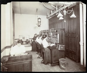 Femmes travaillant au standard de la Metropolitan Life Insurance Co. à la 23e rue et Madison Avenue, New York, 1907